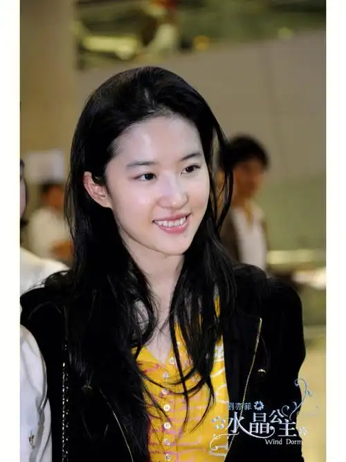 刘亦菲机场素颜