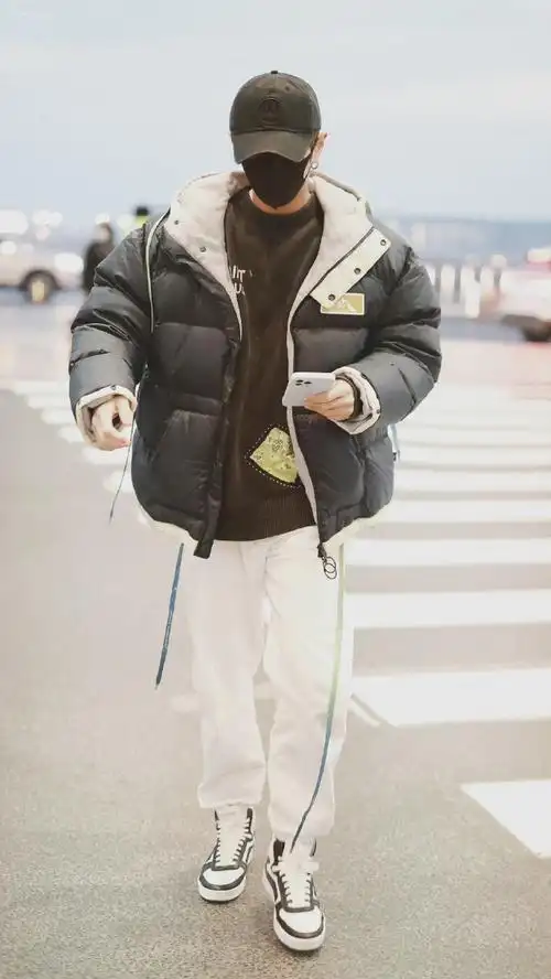 李汶翰今日机场私服分享,后背箭头设计羽绒夹克内搭补丁贴布设计毛衣