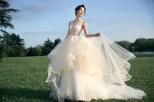 造型 服装 5套/人 化妆 5套/人 服装说明 提供品牌系列新娘,新郎婚纱