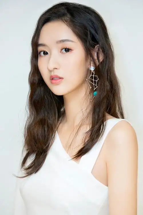 王玉雯清新优雅活动写真图片