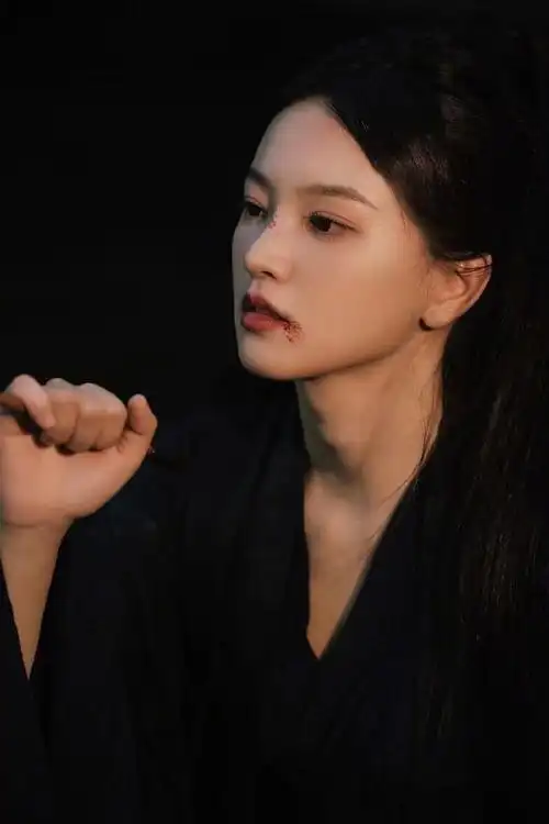 黄灿灿古风战损写真#演员@黄灿灿acan古风写真释出,黑衣战损妥妥战场