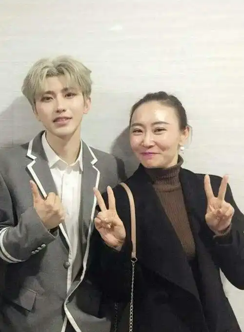 护犊子成这样蔡徐坤的老妈真把儿子当成女儿吗