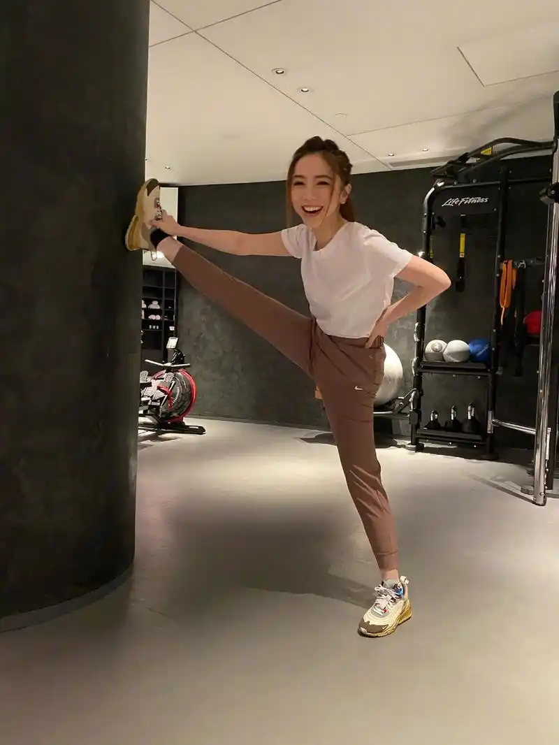 邓紫棋劈一字马扶腰显艰难在线发问腿能不能拉长