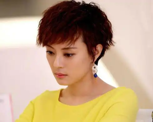 这款锡纸烫短发,做的非常蓬松,这样的发型设计不仅显得特别的时尚