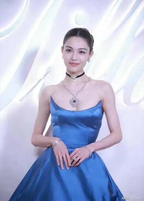 钟楚曦一袭宝蓝色缎面礼服裙亮相尽显奢华贵气
