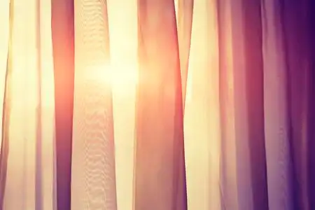 日落时分, 阳光透过窗帘照耀照片