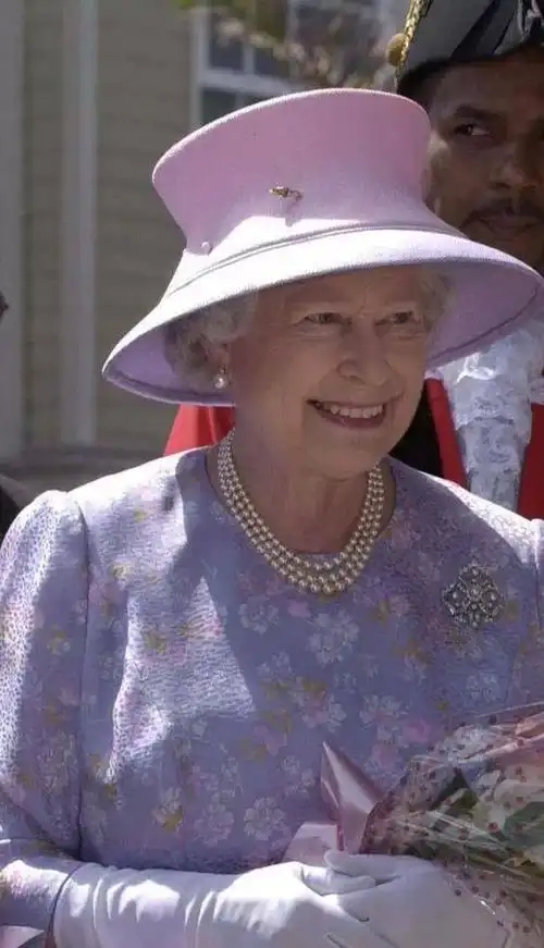 她们在重要场合时的珍珠佩戴大方得体 比如伊丽莎白女王就是一位资深