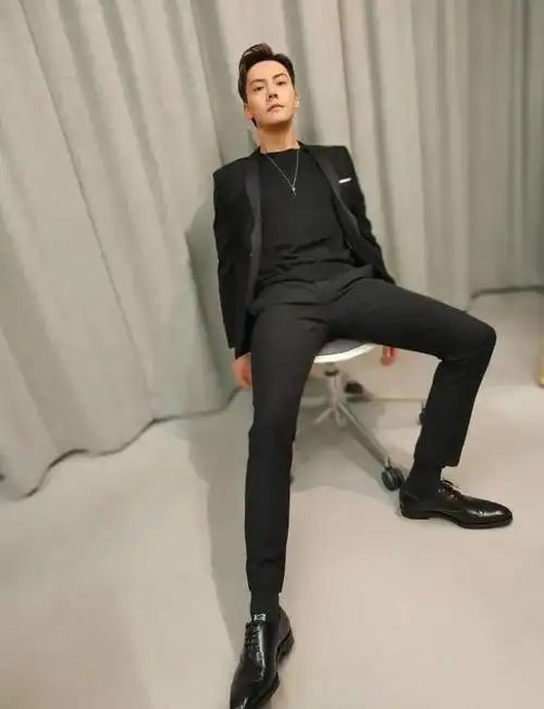 陈伟霆首次穿白t就穿出浑身透光感这身材谁不爱