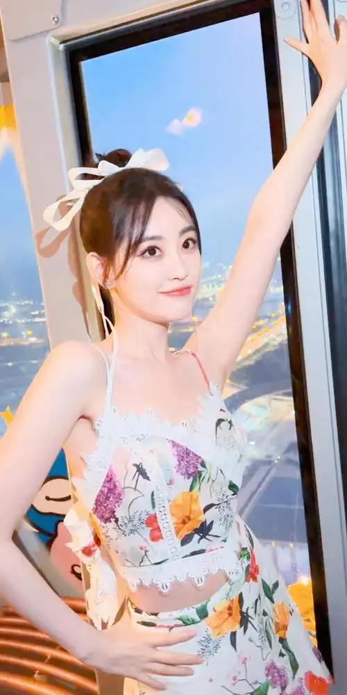 祝绪丹随拍美照一身清凉蝴蝶结露背裙夏日氧气感十足