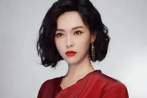 近日,演艺圈的一位明星唐嫣40岁生日,然而,与40岁这个年龄相比,唐嫣的