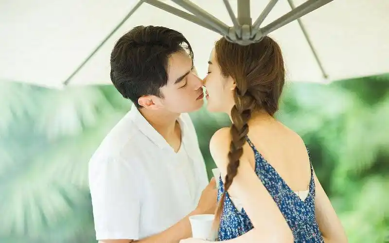 许凯张南两人谈恋爱时拍摄的情侣清新床照写真超甜