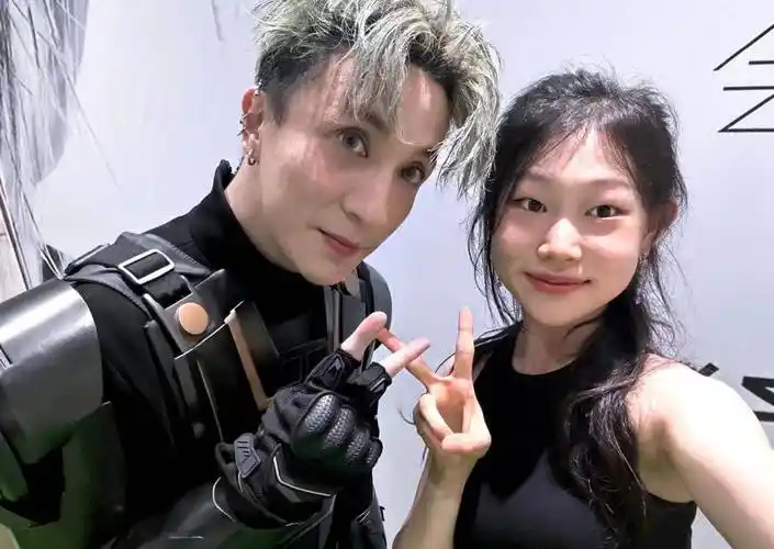 小沈阳女儿与薛之谦同框,16岁沈佳润妆发精致,被赞越来越漂亮_爸爸