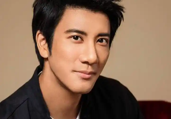 王力宏与陶喆现身婚礼献唱,留长发显油腻,网友嘲2人都是出轨男_穿着