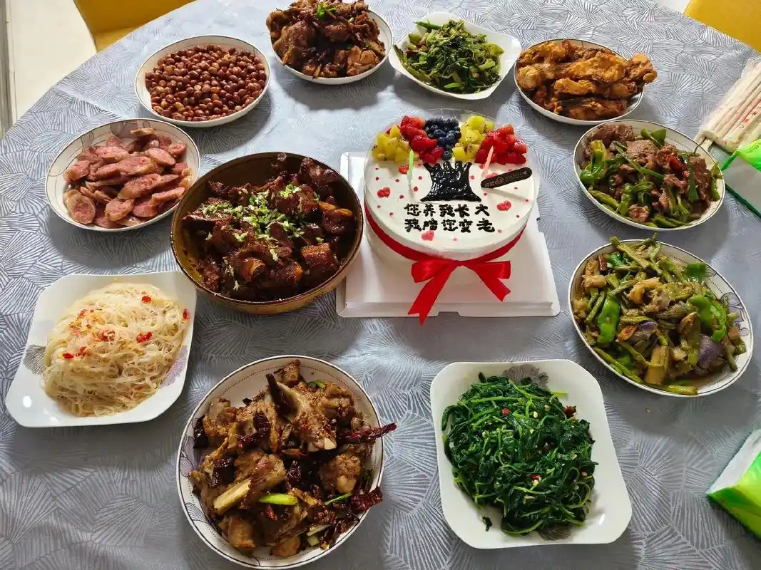 今天是我的生日 ,满满的一桌菜都是儿子亲手而做,还买了我最喜欢的