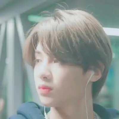 自截黄明昊头像