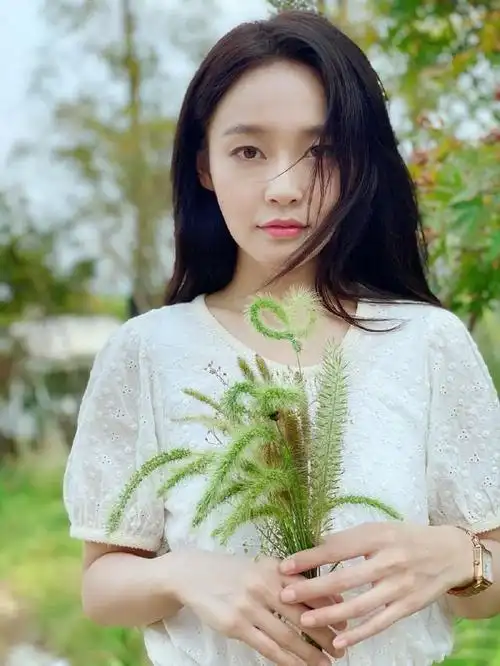 这一组写真里面张佳宁长发飘飘,女神气质十足.