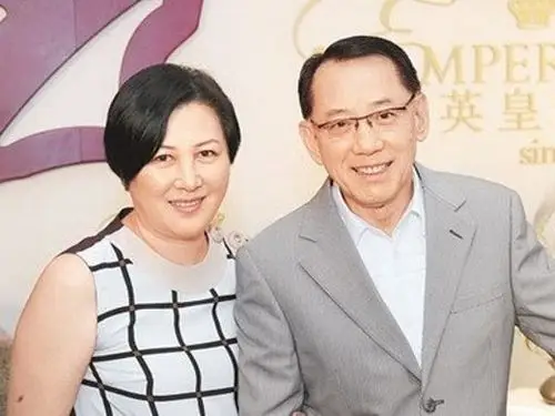 杨受成(右)与太太陆小曼结婚后,仍会结交女友