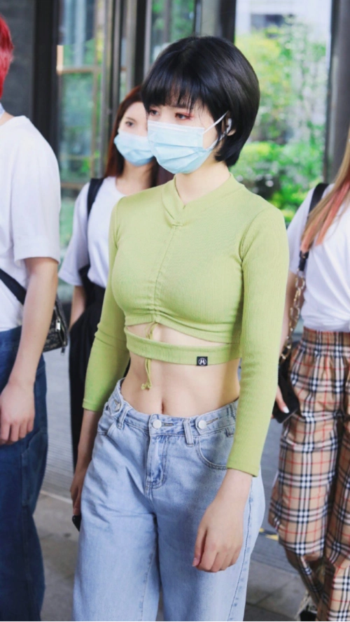 "绝美撕漫脸"赵粤的身材极好,抹茶绿露腰上衣配牛仔裤,好清新