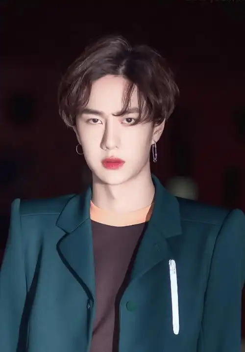 王一博肉嘟嘟的脸不适合演人?当他穿上军装的那一刻,爱了!