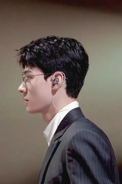 他戴眼镜男神他摘眼镜这路人谁啊