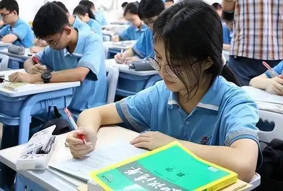 无法进入高中读书,这类学生只能被迫分流到职业类学校