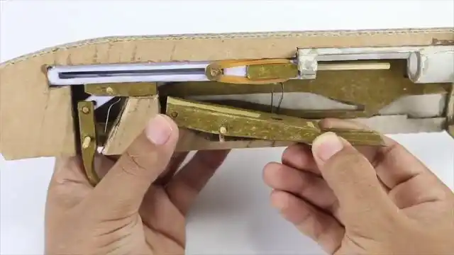 手工达人,看牛人如何用瓦楞纸制作散弹枪