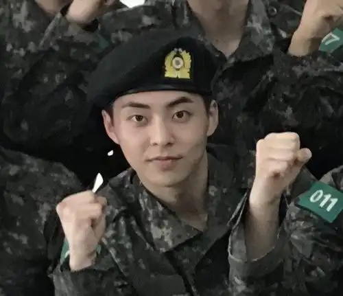 exo成员xiumin入伍近照曝光 素颜穿军装帅气