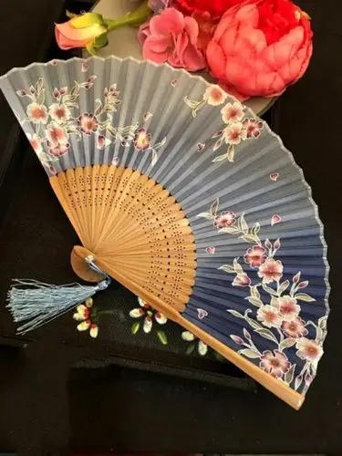 收集   点赞  评论  真丝古典竹柄团扇子圆形舞蹈宫扇宫廷中国风汉服