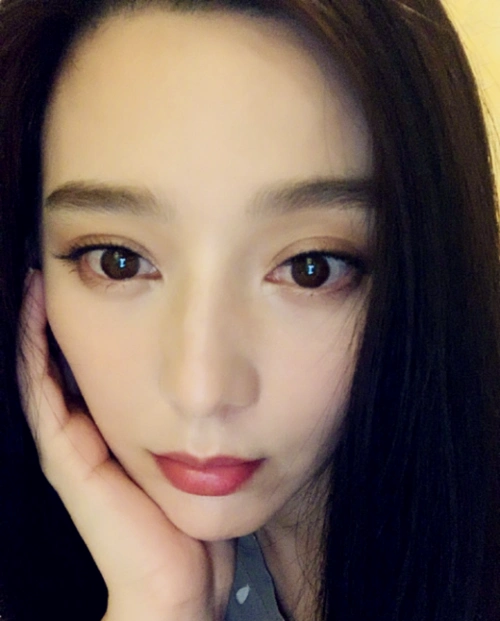 范冰冰否认割双眼皮称30几年同款跟网友撒娇卖萌像位邻家小妹