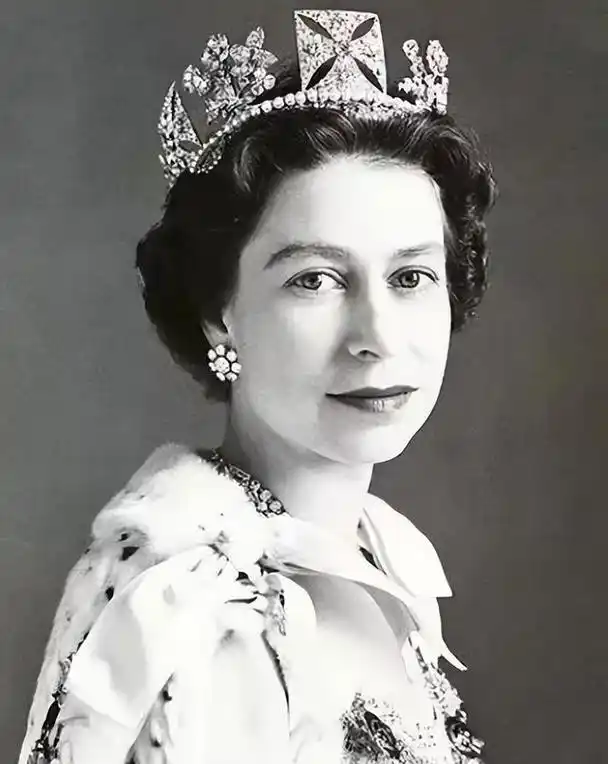 查尔斯再努力的做好一位君王,平衡好王室的关系,这是伊丽莎白二世女王