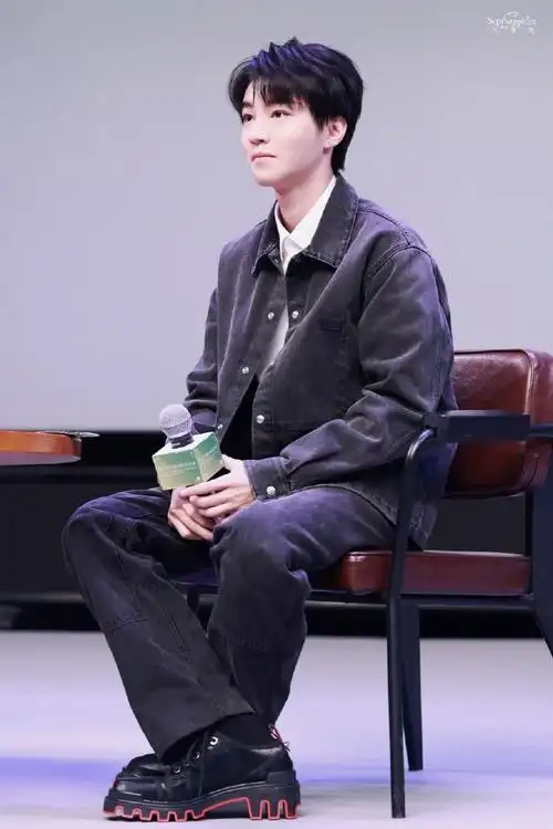 平遥电影节 大幕拉开get帅哥同款坐姿@tfboys-王俊凯