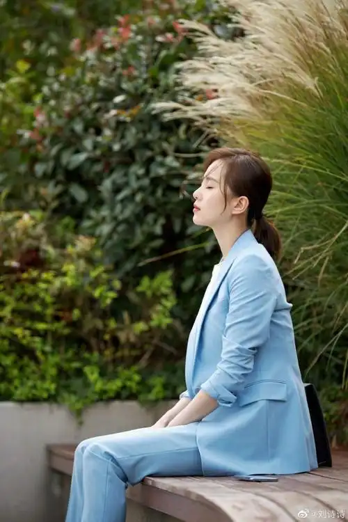 刘诗诗发剧照告别角色西装干练帅气