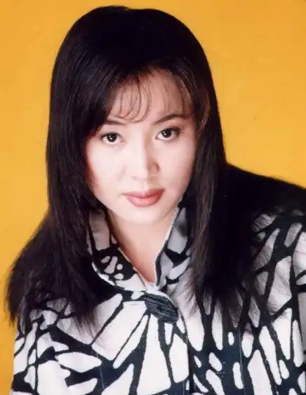 曾经红遍荧屏, 嫁高干却遭家暴, 二婚却遭劈腿, 现身家丰厚却单身