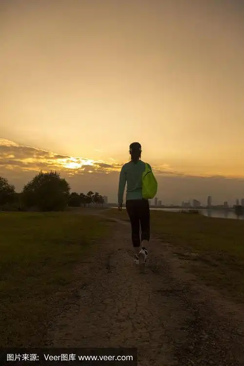一个年轻女子背着背包在湖边散步的肖像