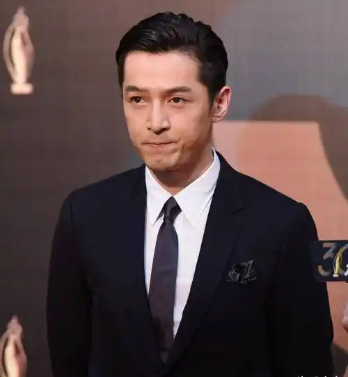 现年40岁的内地男星胡歌感情生活向来低调,不过就在昨(31日)却无预警