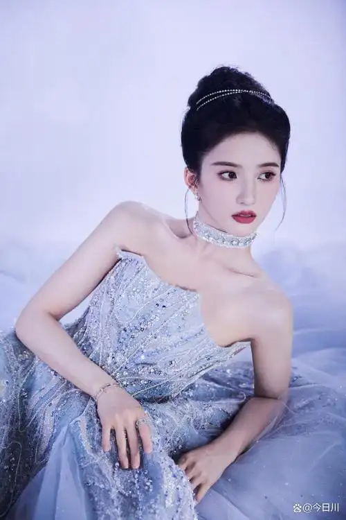 这款裙装采用了流光效果的莎裙材质,在灯光的映衬下,刘些宁的身材线条