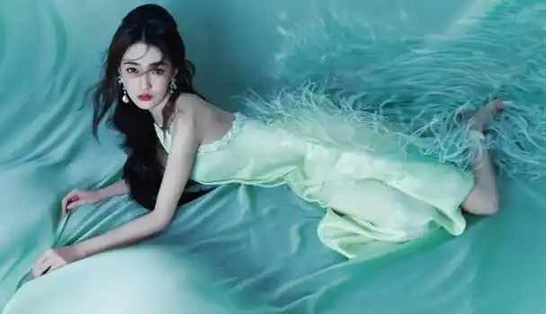 2021年,徐璐主演的都市爱情剧《若你安好便是晴天》,青春励志剧《良辰