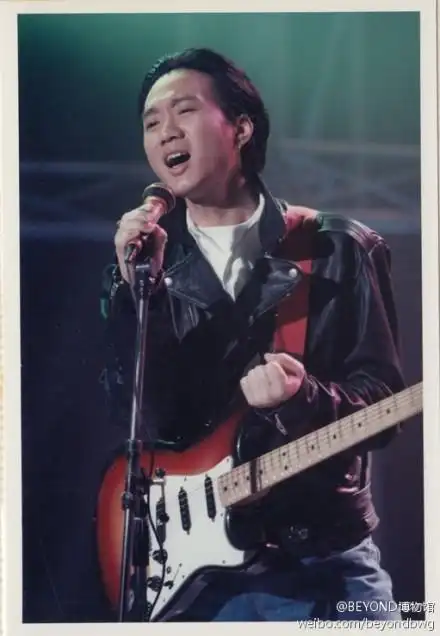 找一张家驹弹吉他的图片.最好是在图片右边的.我手机是4s.