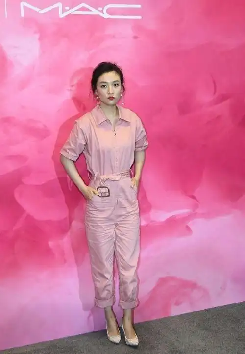 吴倩才是真"辣妈",顶着一张童颜好迷人,连体裤穿得时髦干练