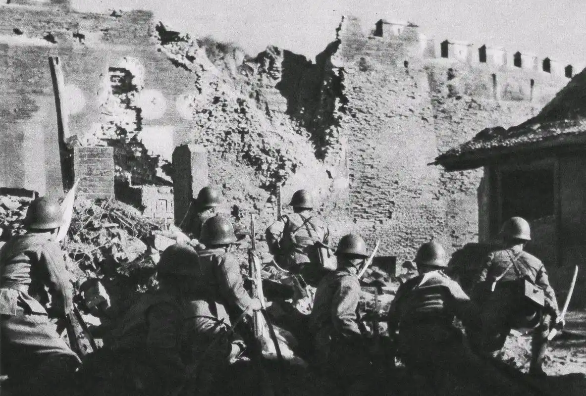 昆仑关战役,日军惊现雷人一幕,中国士兵:鬼子喝傻了!