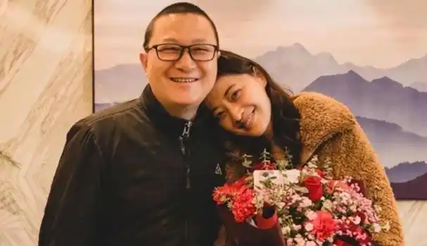 曾剑在生活中全面承担家务,梅婷就像一个被宠爱的"小公主".