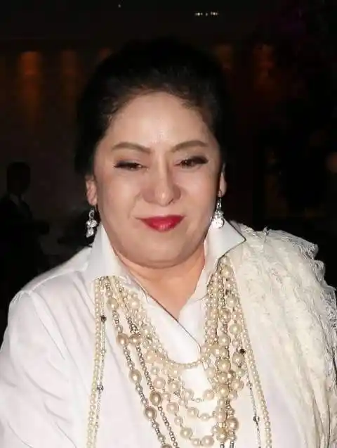 向太陈岚的首饰都有一个特点:大且贵