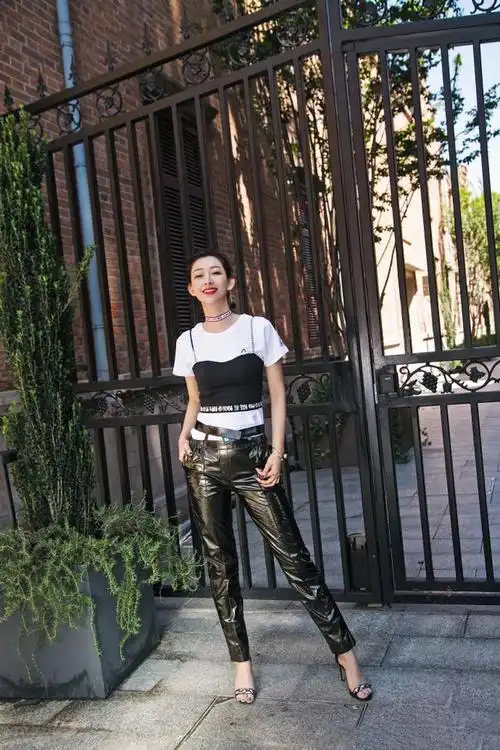 戚薇这次走红毯,脚上的鞋子很是亮眼