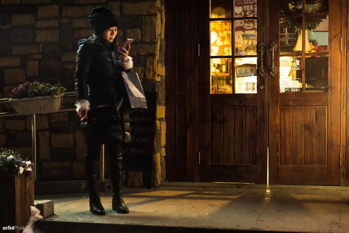 北京市民 | 咖啡馆门口抽烟的女生 - 北京, 色彩, 街头, 纪实 - unted
