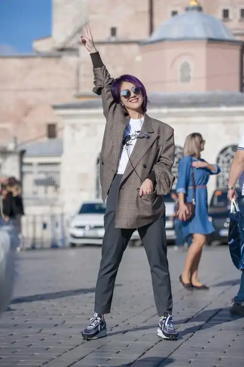 《妻子3》霍思燕粉色发带甜美 魏大勋与妻子团合照大片感十足