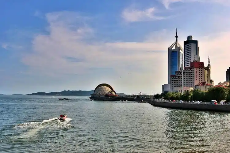 夏日风情之青岛第六海水浴场