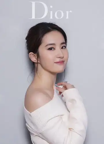 当然,有肩好看的,也有没那么好看的女星,刘亦菲就是其中之一.