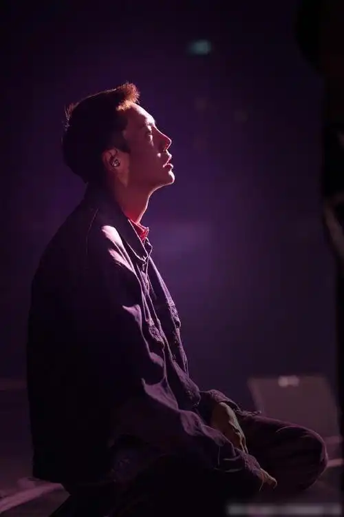 陈伟霆金丝眼镜好欲,硬朗侧颜绝了,共同期待今晚的跨年演唱会吧