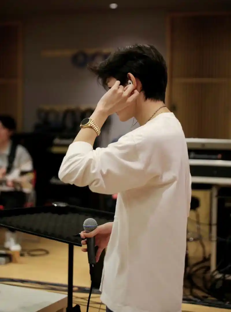 王源开始为个人音乐巡演排练了,拿着话筒一脸投入的样子太帅气,他的