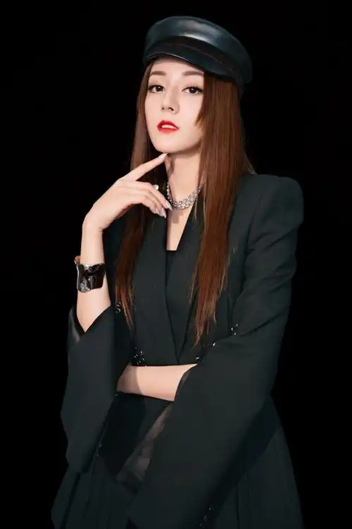 迪丽热巴酷美御姐范性感写真图片